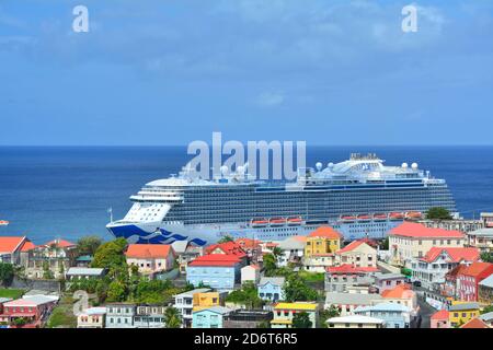 GRENADE, CARAÏBES - 25 MARS 2017 : navire Royal Princess dans le port de Saint George. Royal Princess est exploité par Princess Cruises Line et a une capacité Banque D'Images