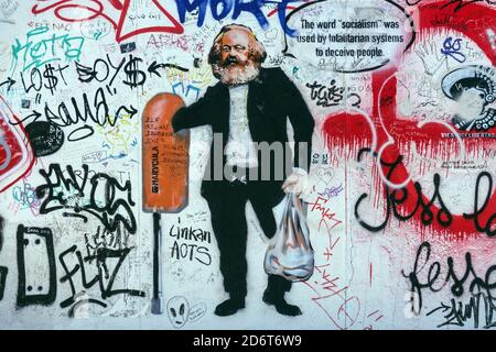 Karl Marx Graffiti sur la section originale du mur de Berlin À l'East Side Gallery à Friedrichshain Berlin Allemagne Banque D'Images