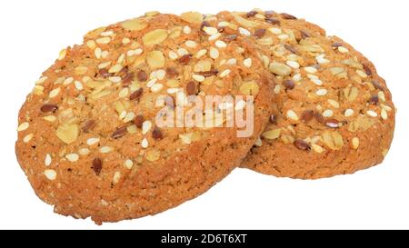 Biscuits ronds de céréales avec graines de tournesol, cunate, lin et flocons d'avoine isolés sur fond blanc. Banque D'Images