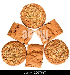 Biscuits ronds de céréales avec graines de tournesol, cunate, lin et flocons d'avoine isolés sur fond blanc. Banque D'Images