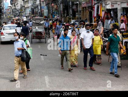 19 octobre 2020, Guwahati, Assam, Inde: Les gens affluent dans un marché à Fancy Bazaar avant le festival de la puja de Durga au milieu de la pandémie du coronavirus COVID-19, à Guwahati. (Image de crédit : © David Talukdar/ZUMA Wire) Banque D'Images