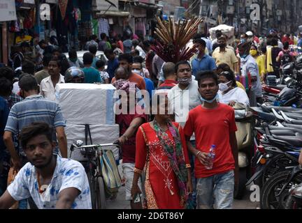 19 octobre 2020, Guwahati, Assam, Inde: Les gens affluent dans un marché à Fancy Bazaar avant le festival de la puja de Durga au milieu de la pandémie du coronavirus COVID-19, à Guwahati. (Image de crédit : © David Talukdar/ZUMA Wire) Banque D'Images