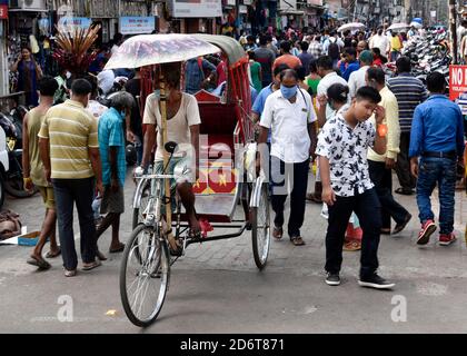 19 octobre 2020, Guwahati, Assam, Inde: Les gens affluent dans un marché à Fancy Bazaar avant le festival de la puja de Durga au milieu de la pandémie du coronavirus COVID-19, à Guwahati. (Image de crédit : © David Talukdar/ZUMA Wire) Banque D'Images