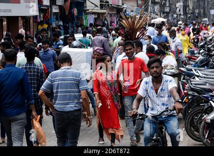 19 octobre 2020, Guwahati, Assam, Inde: Les gens affluent dans un marché à Fancy Bazaar avant le festival de la puja de Durga au milieu de la pandémie du coronavirus COVID-19, à Guwahati. (Image de crédit : © David Talukdar/ZUMA Wire) Banque D'Images