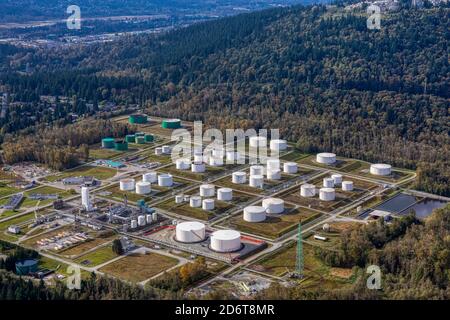 Vue aérienne du site industriel de la raffinerie de pétrole dans un cadre moderne ville Banque D'Images