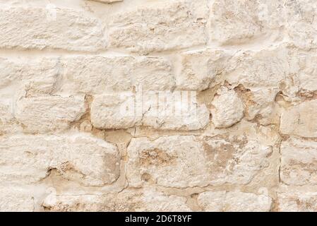 Ancienne surface de mur avec briques et stuc blanc Banque D'Images