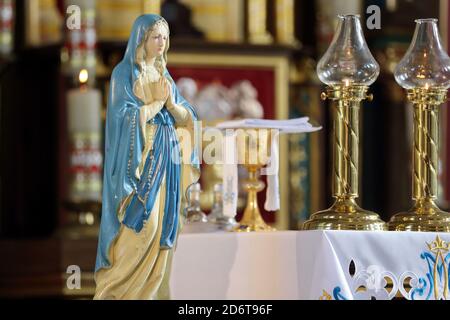 Statue de Sainte Marie en arrière-plan de l'autel Pendant la Messe et l'espace vide pour le texte Banque D'Images