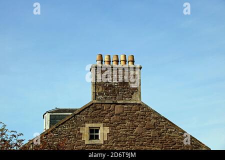 Tête de cheminée et pignon de vieille maison de campagne en pierre Banque D'Images