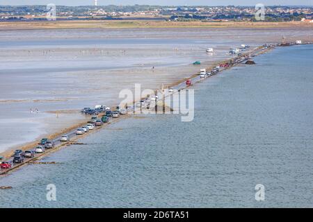 Passage du Gois, route submergée entre Beauvoir-sur-mer et l'île de Noirmoutier. Vue aérienne de la route à marée basse et des voitures sur la route o Banque D'Images