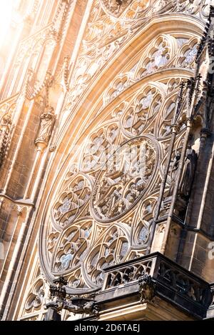 Fenêtre principale de la rosace de la cathédrale Saint-Vitus. Château de Prague, Prague, République tchèque Banque D'Images