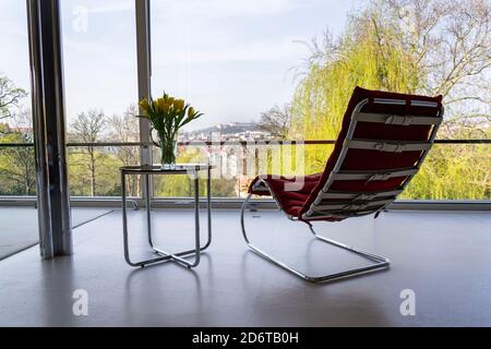 Vue sur le château de Spilberk depuis le jardin de la Villa Tugendhat par l'architecte Ludwig Mies van der Rohe construit en 1929-1930, architecture fonctionnaliste moderne Banque D'Images