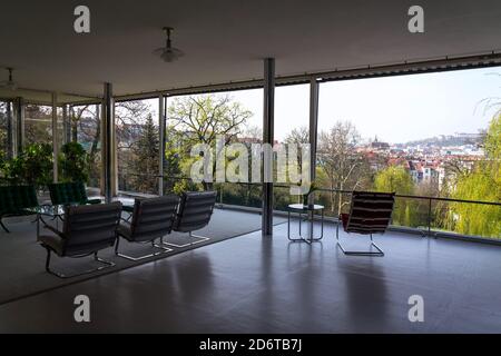 Vue sur le château de Spilberk depuis le jardin de la Villa Tugendhat par l'architecte Ludwig Mies van der Rohe construit en 1929-1930, architecture fonctionnaliste moderne Banque D'Images