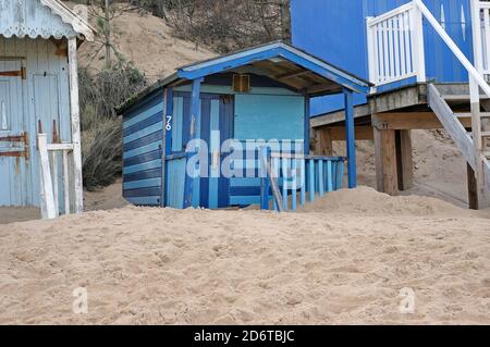 dérive du sable autour des huttes de plage, puits-à-côté-de-la-mer, nord de norfolk, angleterre Banque D'Images