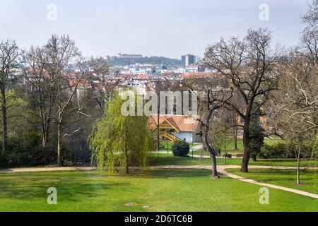 Vue sur le château de Spilberk depuis le jardin de la Villa Tugendhat par l'architecte Ludwig Mies van der Rohe construit en 1929-1930, architecture fonctionnaliste moderne Banque D'Images