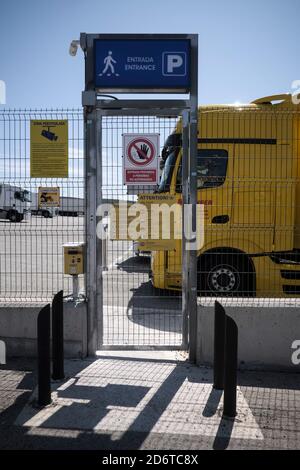 La Jonquera, Espagne: Le village à la frontière avec la France le long de l'autoroute E15, une extension de l'autoroute A9, est comme un gigantesque supermarché où Banque D'Images