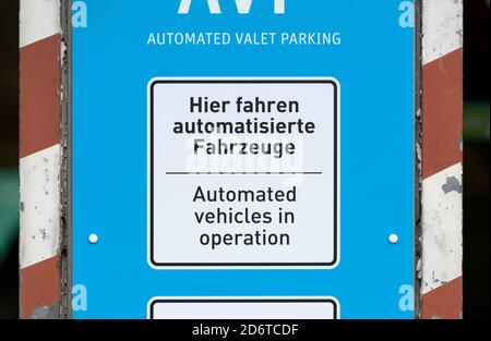 Stuttgart, Allemagne. 12 octobre 2020. Un panneau portant l'inscription « Hier fahren automatisierte Fahrzeuge » (Automated Vehicles Drive here) est relié à un parking de plusieurs étages à l'aéroport de Stuttgart. Credit: Marijan Murat/dpa/Alamy Live News Banque D'Images