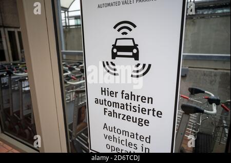 Stuttgart, Allemagne. 12 octobre 2020. Un panneau portant l'inscription « Hier fahren automatisierte Fahrzeuge » (Automated Vehicles Drive here) est relié à un parking de plusieurs étages à l'aéroport de Stuttgart. Credit: Marijan Murat/dpa/Alamy Live News Banque D'Images