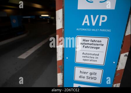 Stuttgart, Allemagne. 12 octobre 2020. Un panneau portant l'inscription « Hier fahren automatisierte Fahrzeuge » (Automated Vehicles Drive here) est relié à un parking de plusieurs étages à l'aéroport de Stuttgart. Credit: Marijan Murat/dpa/Alamy Live News Banque D'Images