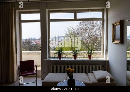 Vue sur le château de Spilberk depuis le jardin de la Villa Tugendhat par l'architecte Ludwig Mies van der Rohe construit en 1929-1930, architecture fonctionnaliste moderne Banque D'Images