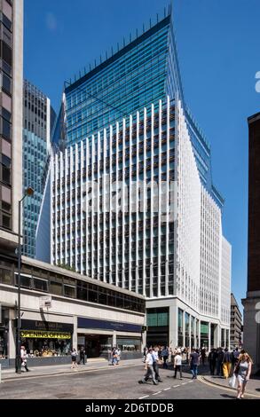 Vue oblique de l'élévation ouest en regardant vers le nord-est sur la rue Fenchurch. Soleil sur les deux élévations. 10 Fenchurch Avenue, Londres, Royaume-Uni. AR Banque D'Images