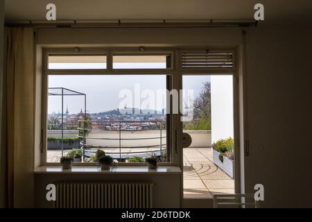 Vue sur le château de Spilberk depuis le jardin de la Villa Tugendhat par l'architecte Ludwig Mies van der Rohe construit en 1929-1930, architecture fonctionnaliste moderne Banque D'Images