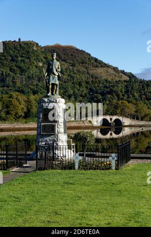 Le monument commémoratif de guerre d'Inverary rend hommage à des vies perdues 2 guerres mondiales depuis cet endroit paisible et charmant sur le Rive du Loch Fyne à Arygll et Bute Banque D'Images