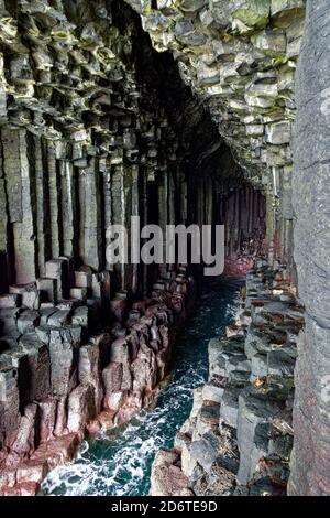 Grotte de Fingals immortalisée en musique par Felix Mendelssohn. Cette grotte se trouve sur l'île de Staffa, une île inhabitée au large de la côte de Mull, en Écosse Banque D'Images