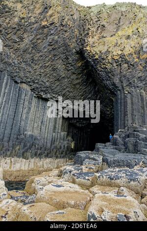 Grotte de Fingals immortalisée en musique par Felix Mendelssohn. Cette grotte se trouve sur l'île de Staffa, une île inhabitée au large de la côte de Mull, en Écosse Banque D'Images