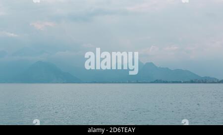 Vue panoramique depuis la mer de la célèbre plage turque de Konyaalti près des montagnes, Antalya, Turquie Banque D'Images