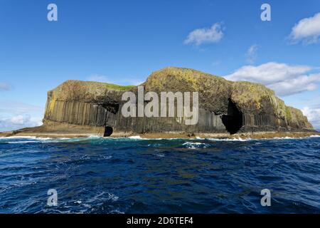 L'île de Staffa au large de la côte de Mull dans les Hébrides intérieures affiche sa géologie impressionnante dans une série de colonnes de basalte hexagonales. Banque D'Images