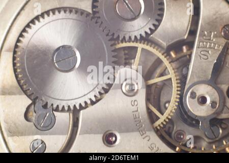 Ancienne horloge avec machines en vue Banque D'Images