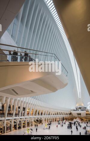 Vue sur l'escalier en porte-à-faux depuis le premier étage. The Oculus, World Trade Center Transportation Hub, New York City, États-Unis. Architecte: Santiago Cala Banque D'Images