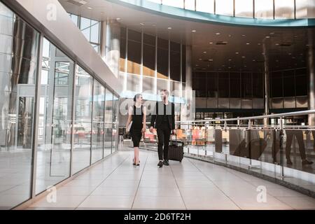 Homme et femme en voyage d'affaires ensemble Banque D'Images