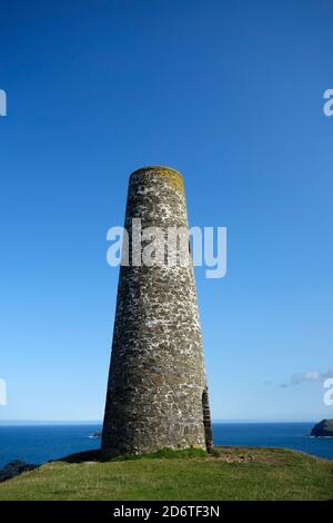 Balise de navigation maritime lumière du jour, Stepper point, North Cornwall, Angleterre, Royaume-Uni en septembre Banque D'Images