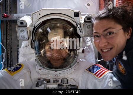 ISS - 6 octobre 2019 - les astronautes de la NASA Andrew Morgan (à gauche) et Christina Koch (à droite) sont adaptés dans les avions spatiaux américains à l'intérieur de la serrure