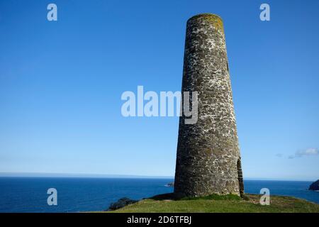 Balise de navigation maritime lumière du jour, Stepper point, North Cornwall, Angleterre, Royaume-Uni en septembre Banque D'Images