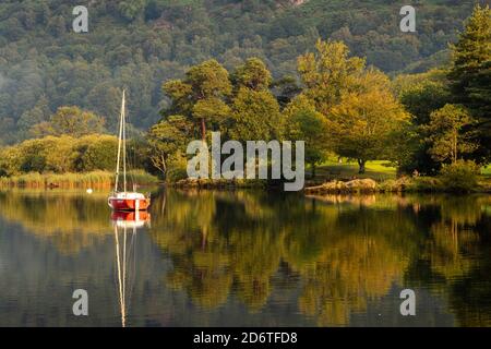Tôt le matin sur le lac Windermere à Waterhead Ambleside, Lake District, Cumbria Angleterre Royaume-Uni Banque D'Images