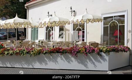 VILNIUS, LITUANIE - 22 AOÛT 2020 : bière populaire pab sur Big Avenue à côté de la place de l'hôtel de ville. Pendant la quarantaine, les clients ne sont servis qu'à l'extérieur. Banque D'Images