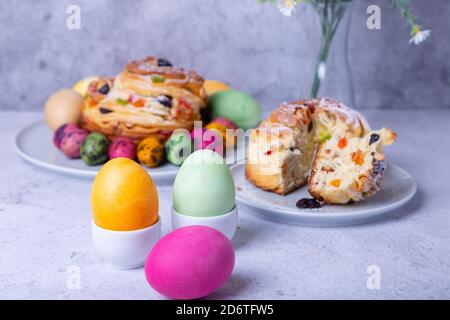 Œufs peints et Craffin (Cruffin) avec raisins secs, noix et fruits confits. Pain de Pâques Kulich. Vacances de Pâques. Gros plan. Banque D'Images