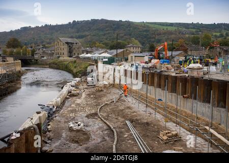 Les travaux de défense contre les inondations à Mytholmroyd, près du pont Hebden, dans le West Yorkshire, après les inondations dévastatrices du lendemain de Noël 2015 Banque D'Images