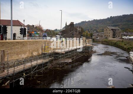 Les travaux de défense contre les inondations à Mytholmroyd, près du pont Hebden, dans le West Yorkshire, après les inondations dévastatrices du lendemain de Noël 2015 Banque D'Images