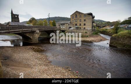 Les travaux de défense contre les inondations à Mytholmroyd, près du pont Hebden, dans le West Yorkshire, après les inondations dévastatrices du lendemain de Noël 2015 Banque D'Images