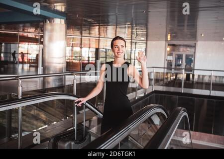 Femme saluant sa connaissance à l'aéroport Banque D'Images