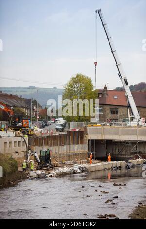 Les travaux de défense contre les inondations à Mytholmroyd, près du pont Hebden, dans le West Yorkshire, après les inondations dévastatrices du lendemain de Noël 2015 Banque D'Images