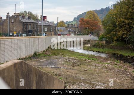 Les travaux de défense contre les inondations à Mytholmroyd, près du pont Hebden, dans le West Yorkshire, après les inondations dévastatrices du lendemain de Noël 2015 Banque D'Images