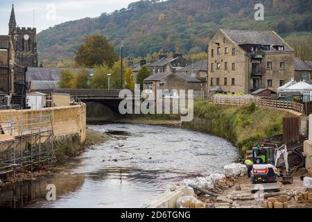 Les travaux de défense contre les inondations à Mytholmroyd, près du pont Hebden, dans le West Yorkshire, après les inondations dévastatrices du lendemain de Noël 2015 Banque D'Images