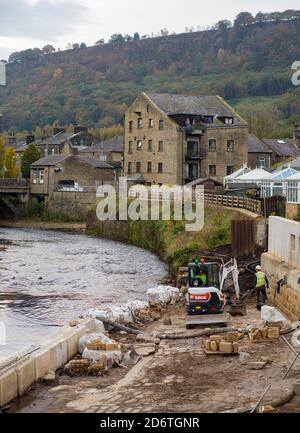 Les travaux de défense contre les inondations à Mytholmroyd, près du pont Hebden, dans le West Yorkshire, après les inondations dévastatrices du lendemain de Noël 2015 Banque D'Images