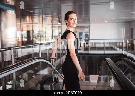 Femme assurée arrivant à l'aéroport seul Banque D'Images