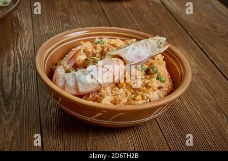 Risotto primavera - plat italien classique de saison veg avec homard Banque D'Images