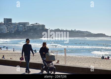 SYDNEY, AUSTRALIE - 12 mai 2019 : Sydney / Australie - 12 2019 mai : vue de couple marchant le long de Manly Beach avec des vagues de surf en arrière-plan Banque D'Images